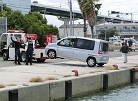 海に車転落２人死亡 泉佐野 子供２人心肺停止