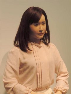 挨拶できる女性型ロボット、東芝などが開発　身長１６５センチ、肌の質感や表情も人間らしく