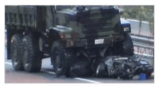 米軍トラックが車に乗り上げ　女性が心肺停止