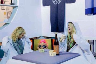 着るこたつカバー「kotatsu parka」が話題