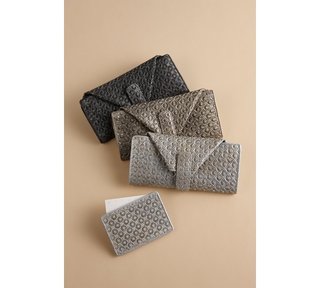 皆さんの財布見せてください。