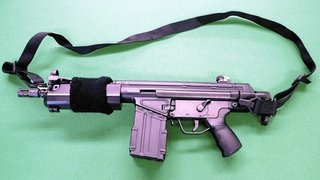 ２５歳父がエアガン乱射、２歳長男に無数の傷