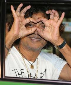 ローラ、父の保釈には無言　主催者「声をかけたら撮影を中止」 