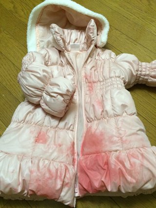 子供がダウンジャケットにチークをつけました。