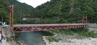 橋が落ち２人巻き込まれる　天竜川またぐ国道で土砂崩れ 