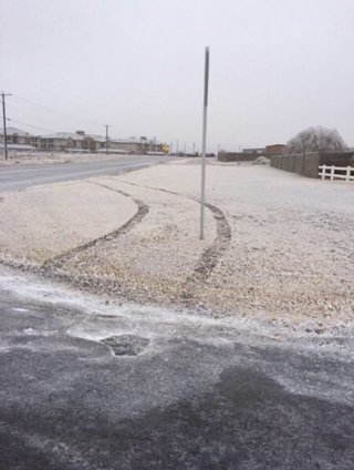 まさかデロリアン！？不思議なわだちが話題に