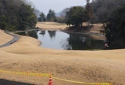 ゴルフ場のため池に男児2人転落