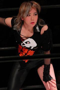 ケンカマッチで女子レスラー顔面“崩壊”