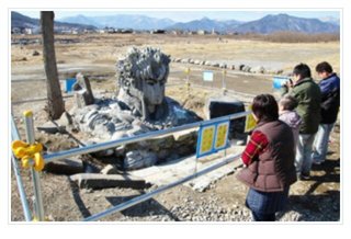 長野の川に謎の石像 住民不安