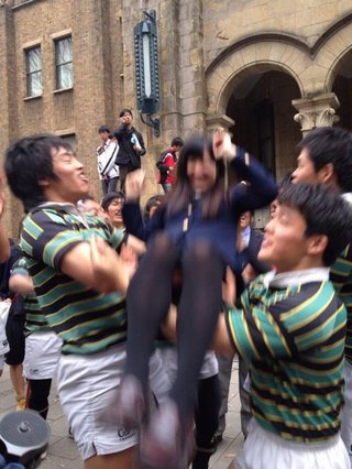 九州大学の合格発表でセーラー服の女子高生が胴上げされる