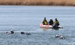 多摩川河川敷に若い男性の全裸遺体
