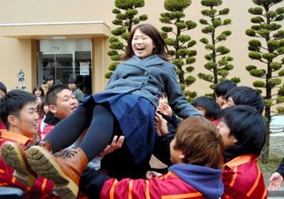 九州大学の合格発表でセーラー服の女子高生が胴上げされる