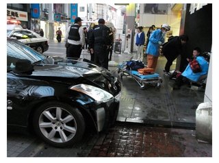 繁華街を暴走、男性はねる　飲酒検問突破の運転手逃走