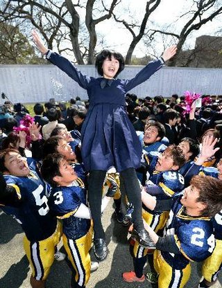 九州大学の合格発表でセーラー服の女子高生が胴上げされる