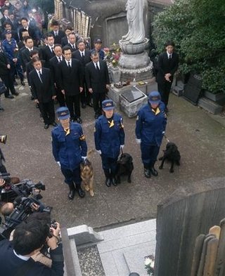 警視庁が警察犬６頭の慰霊祭　鑑識課員らが参列 