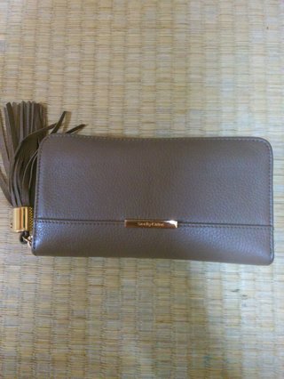 皆さんの財布見せてください。