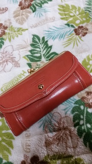 皆さんの財布見せてください。