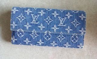 皆さんの財布見せてください。