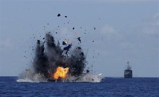 インドネシア、中国の不法漁船を見せしめに爆破