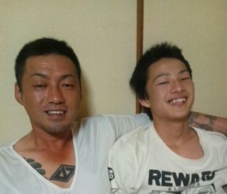 仲間に呼ばれ、警官取り囲み暴行…４人逮捕