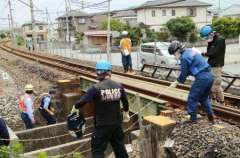 男児2人列車にはねられる＝3歳意識不明、4歳重傷―山梨