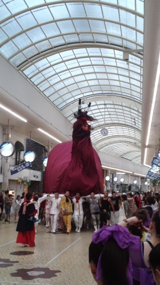 「牛鬼」の尾、看板にぶつかる…破片で女性失明