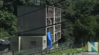 暑くて玄関開けていたら…男押し入り、女性刺され死亡