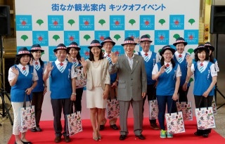 ダサすぎ？　東京五輪「おもてなし制服」、ネットで酷評