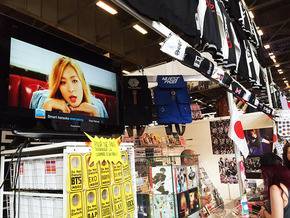 パリ『ジャパンエキスポ2015』で韓国業者が日本国旗をかかげ韓国グッズ販売　会場で問題視