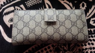 皆さんの財布見せてください。