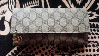 皆さんの財布見せてください。