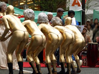 慰霊イベントで「男女Ｔバック金粉ダンス」の波紋