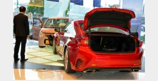 ８５才女性､自動車販売店に車突っ込む  香川