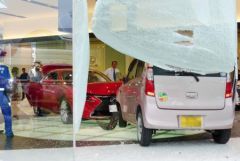 ８５才女性､自動車販売店に車突っ込む  香川