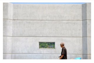 被災地の海岸線、姿現す防潮堤　巨大さに戸惑いの声も