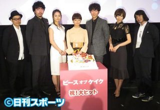 綾野剛、大泣き赤ちゃんへ“神対応”　