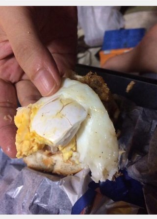 マクドナルドの月見バーガーの中に殻が？スタッフ「わざと殻を入れてます」