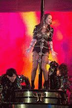 浜崎あゆみの身体を鎖で縛る演出に「ハム？」「マグロの水揚げ」の厳しい声が！ 