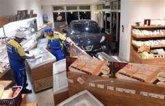 洋菓子店に車突っ込み６人けが  静岡