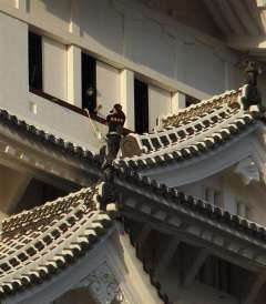 姫路城にドローン衝突、大天守の窓枠に傷
