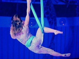 浜崎あゆみの身体を鎖で縛る演出に「ハム？」「マグロの水揚げ」の厳しい声が！ 