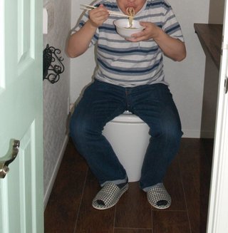 「便所開き」で新校舎お祝い、便所でお茶菓子を 地元の風習     愛知