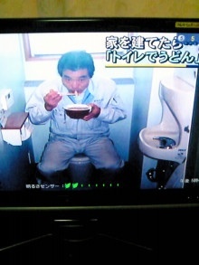 「便所開き」で新校舎お祝い、便所でお茶菓子を 地元の風習     愛知