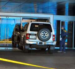 福岡県警本部に車突っ込む　高齢の男の身柄確保