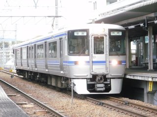 地方のお嬢様が集まる学校に入学する時にはブランド品は必要ですか？    