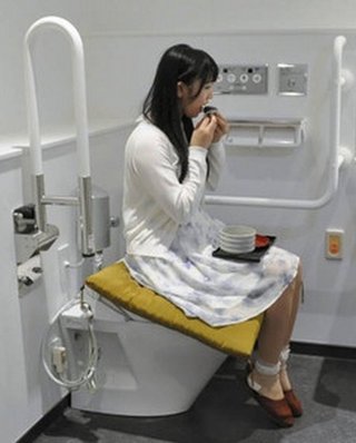 「便所開き」で新校舎お祝い、便所でお茶菓子を 地元の風習     愛知