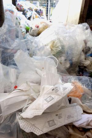 除染使用のﾏｽｸや手袋投棄が常態化