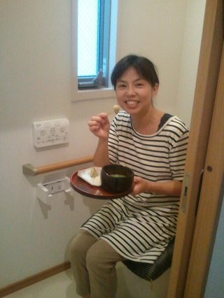 「便所開き」で新校舎お祝い、便所でお茶菓子を 地元の風習     愛知