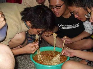 「便所開き」で新校舎お祝い、便所でお茶菓子を 地元の風習     愛知