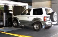 福岡県警本部に車突っ込む　高齢の男の身柄確保